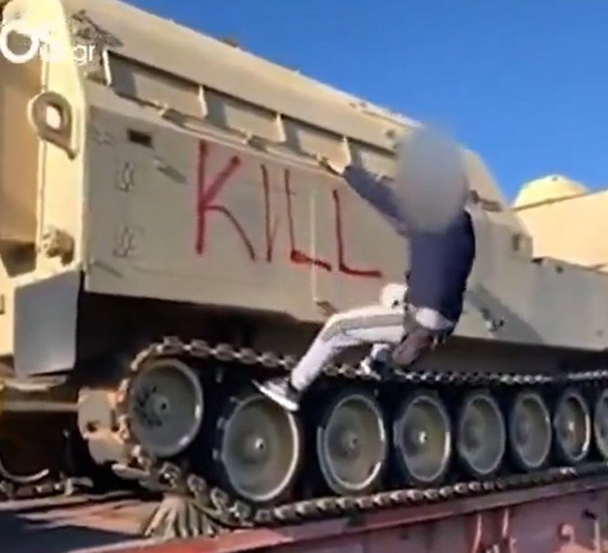 Yunanistan'da komünistler ABD tanklarını taşıyan trenin önünü kesti: 'Katiller eve dönün'