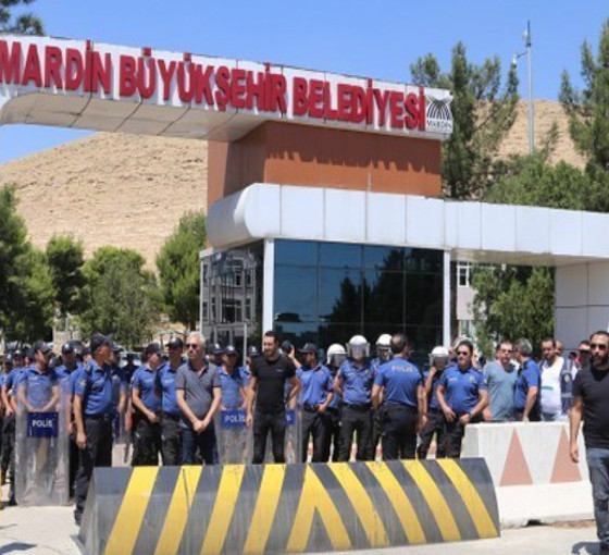 Mardin'de seçim öncesi kayyım talanı sürüyor: Taşınmazlar yetmedi, paraşüt ekipmanlarını dahi devretti