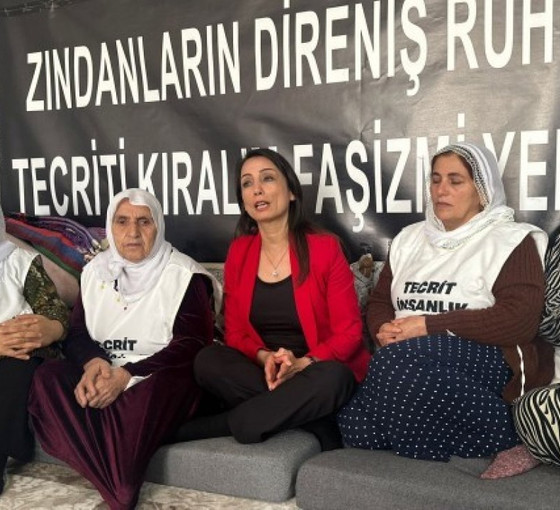 Hatimoğulları 'Adalet Nöbeti'nde konuştu: İktidar, barış çağrılarına savaş zirveleri ile yanıt veriyor