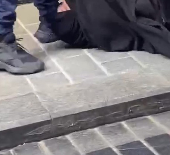 Fatih'te bir kadını darp edip sürükleyen esnaf tutuklandı