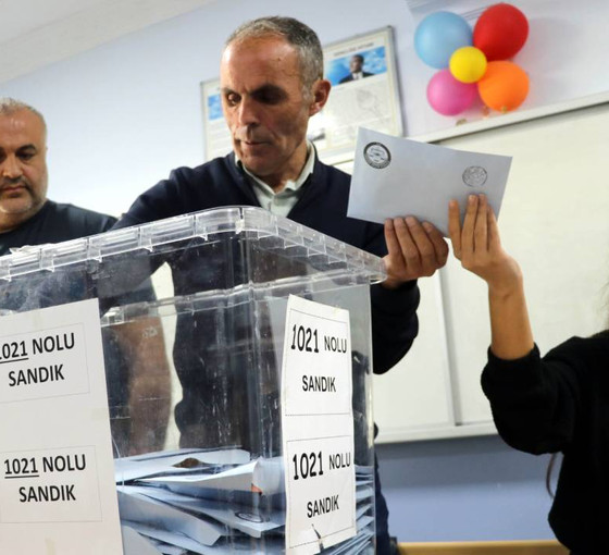 Oy kullanma işlemi saat 17.00'de tüm Türkiye'de sona erdi