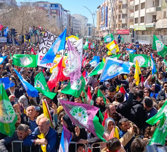 Van'da DEM Parti'den tarihi zafer: Kayyımlara karşı oylarını artırdı, 14 belediyenin tamamını kazandı