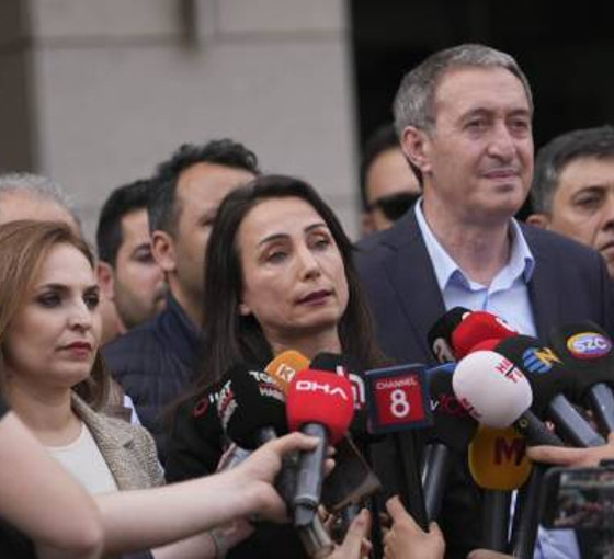DEM Parti, YSK önünde açıklama yaptı: Van'da kazanılan seçim AKP'ye verilmek isteniyor