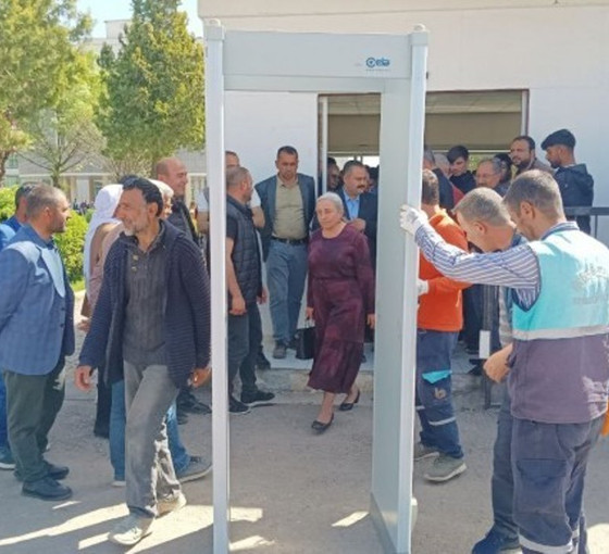 Urfa Viranşehir'de eşbaşkanlar belediyedeki X-ray ve telleri kaldırdı