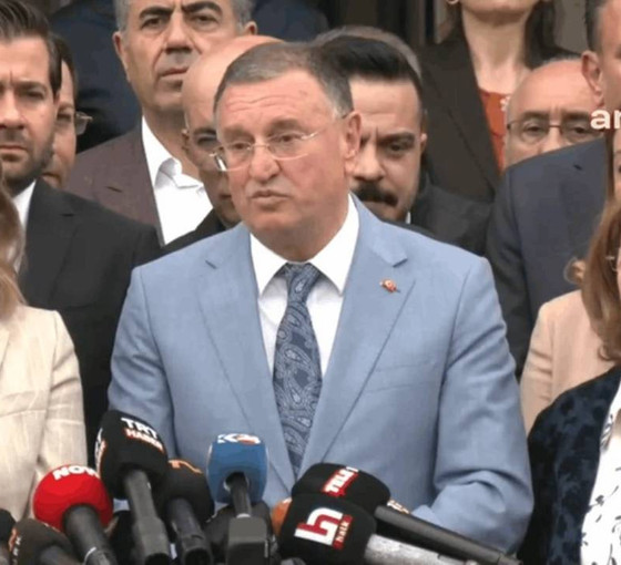 CHP'nin Hatay adayı Lütfü Savaş, YSK önünde: Seçim oldubittiye getirilmeye çalışılıyor