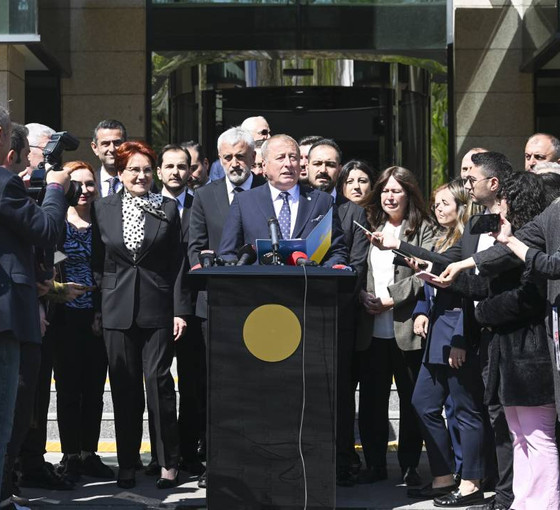 İYİ Parti YSK önünde: Ordu Büyükşehir Belediye Başkanlığı seçimi yenilenmesi talebi