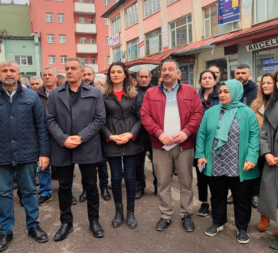 YSK'nin Kars kararı protesto edildi: 'Taşıma seçmenler çıkarıldığında seçimin kazananı DEM Parti'dir'