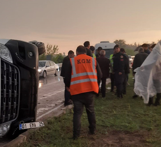 Adana'da minibüs devrildi: 5 yaralı