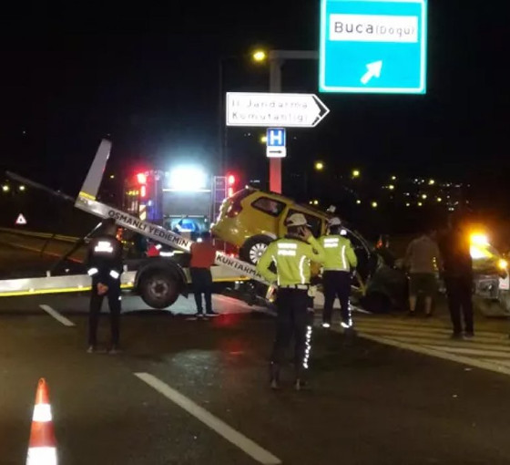 İzmir'de ticari taksi demir bariyerlere çarptı: Bir ölü, beş yaralı