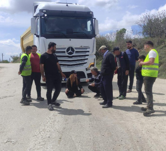 AKP’li Elazığ Belediyesi yolları yapmadı: Kamyonetin önünü kesen muhtarın protestosu sonuç verdi