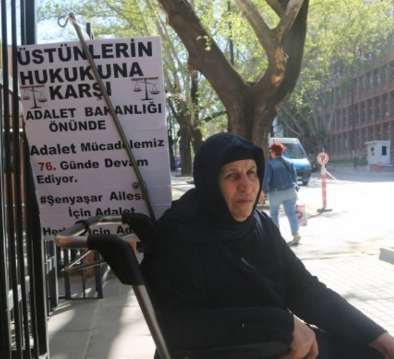 'Adalet'in kapılarına' kilit vurdular: Emine Şenyaşar Adalet Nöbeti'ne bugün de devam etti