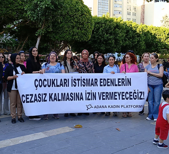 Adana'da kadınlar çocuk istismarı failinin beraat etmesini protesto etti