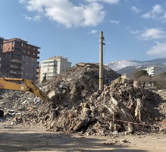 150 kişinin öldüğü sitenin müteahhidi yakalama kararı varken arsa sattı