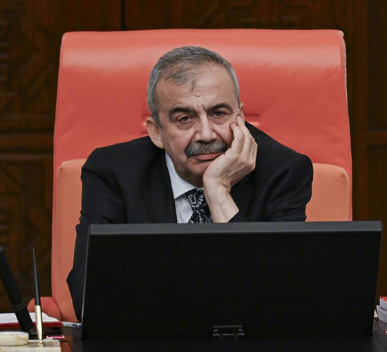 Sırrı Süreyya Önder, TBMM'deki oturumu yönetirken rahatsızlandı: Oturuma ara verdi