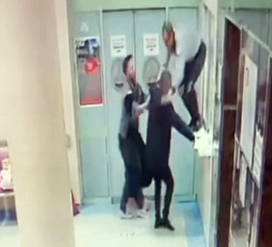 Doktora saldırıdan tahliye edilen zanlıya, tehdit davasının da ilk duruşmasında tahliye çıktı