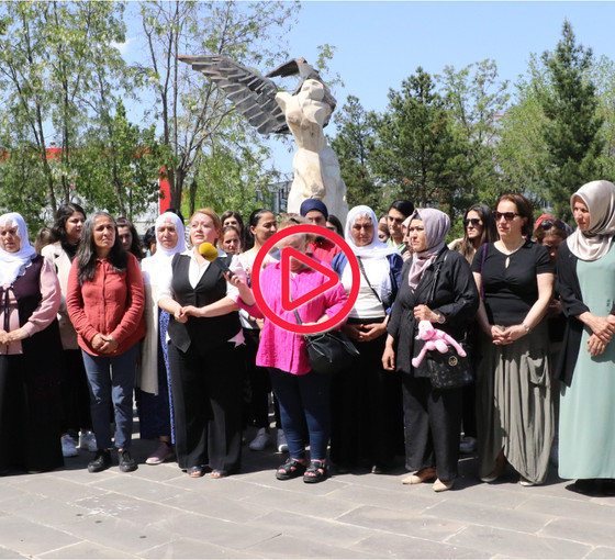 'Namaz kılıyoruz' diye kaldırılmıştı... DEM Parti, Bağlar'da AKP'li başkanın kaldırdığı kadın heykelini yeniden dikti