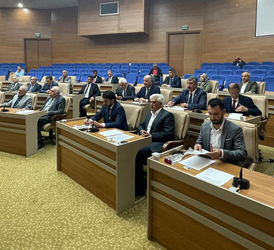 AKP'li üyeler AKP'li başkanı boşa düşürdü: Elazığ il genel meclisinde muhalefet oy birliğiyle komisyonlarda