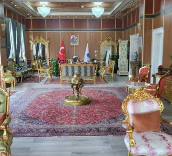 Yunusemre Belediyesi makam odası ve belediye binası için 4 milyon dolar harcamış