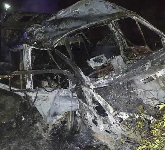 Tarım işçilerini taşıyan minibüs devrilip yandı: Dört kişi öldü, 17 yaralı