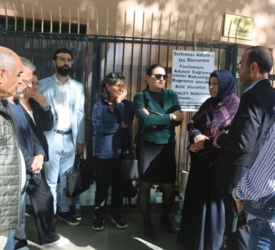 Emine Şenyaşar'ın adalet nöbeti 84'üncü gününde: Parti ve derneklerden destek