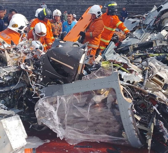 Malezya'da iki askeri helikopter havada çarpıştı: Mürettebatın tamamı öldü