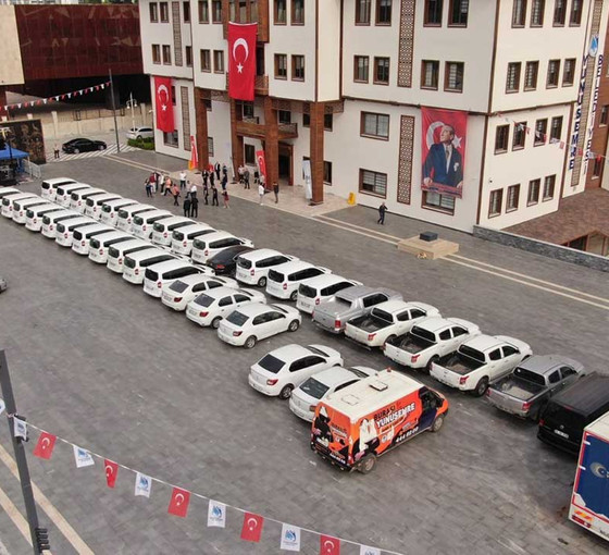 AKP'den CHP'ye geçmişti: Manisa Yunusemre Belediyesi’nin 48 lüks aracı meydanda sergilendi