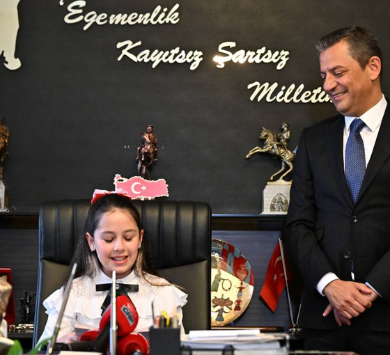 Özgür Özel, 23 Nisan'da koltuğunu çocuğa devretti: Sırtınızı dayayın, bu koltukta iyice yerleşmezsen kaldırabilirler