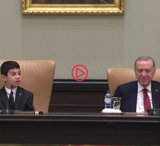 Cumhurbaşkanı koltuğuna oturan çocuk, asgari ücret sorusuna cevap vermedi: Ekonomiyi karıştırmayalım