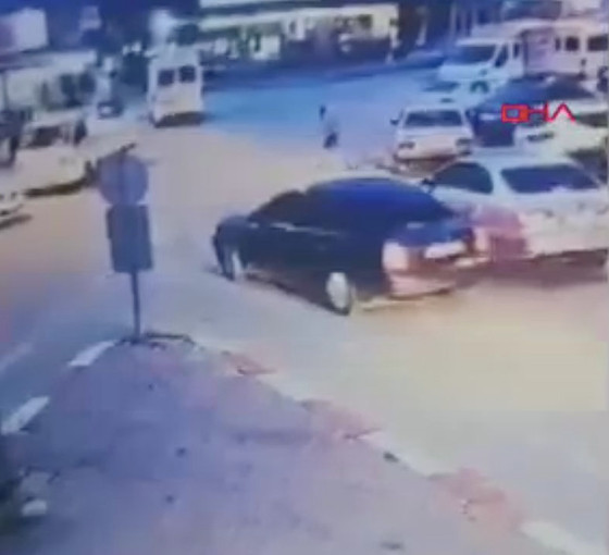 Sürücülerin silahlı 'yol verme' kavgası: Dört yaşındaki çocuk yaralandı