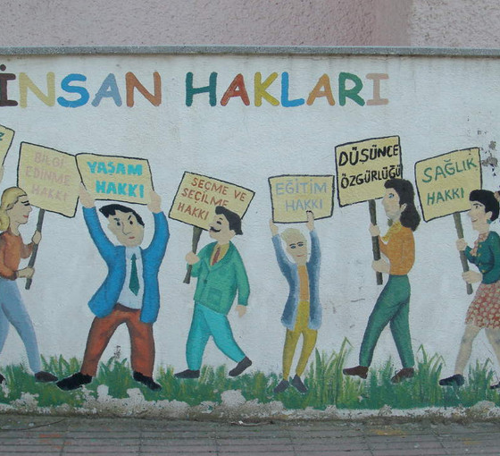 KONDA araştırması: 'En çok siyasetçiler, yargı, medya ve polis hak ihlaline neden oluyor'