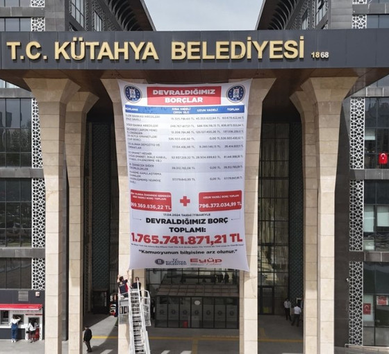 Kütahya'da MHP'den devralınan borçlar belediye binasına asıldı