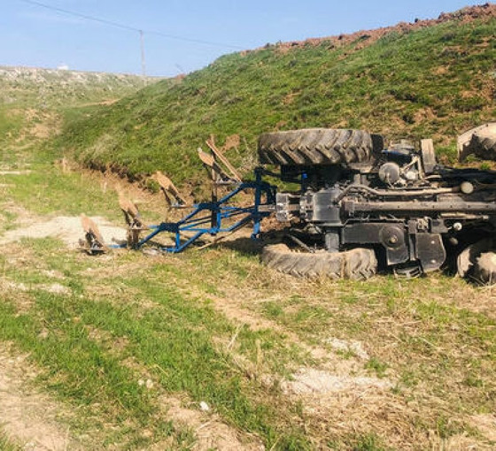 Ağrı’da tarla sürerken devrilen traktörün sürücüsü öldü