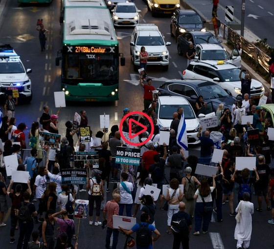 İsrailliler, rehineler için Tel Aviv'de yol kapattı: 'Onları hemen eve getirin'