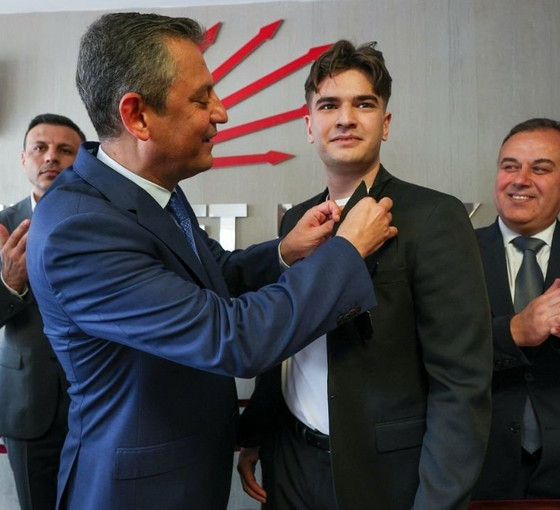 AKP Gençlik Kolları'ndan CHP'ye transfer: Rozetini Özel taktı