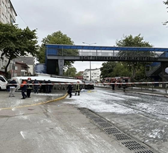 Benzin yüklü tanker kaza yaptı, patlama riskine karşı evler boşaltıldı