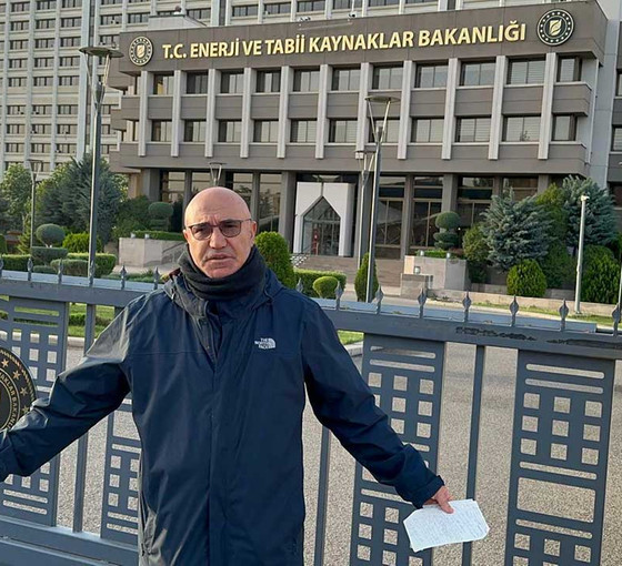 Mahmut Tanal, bakanlık önündeki oturma eylemini sabaha kadar sürdürdü