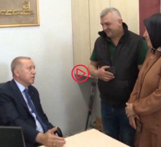 Erdoğan yanına gelen kişinin sigara paketini aldı: Kafanda bitir, Cumhurbaşkanı'nın huzurunda