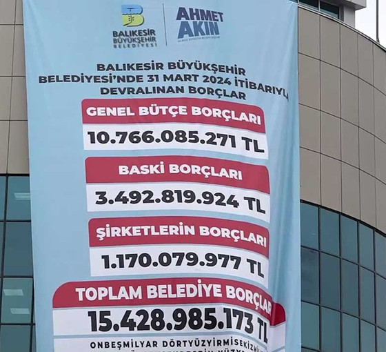 Balıkesir Büyükşehir Belediyesi'nin borcu belediye binasına asıldı
