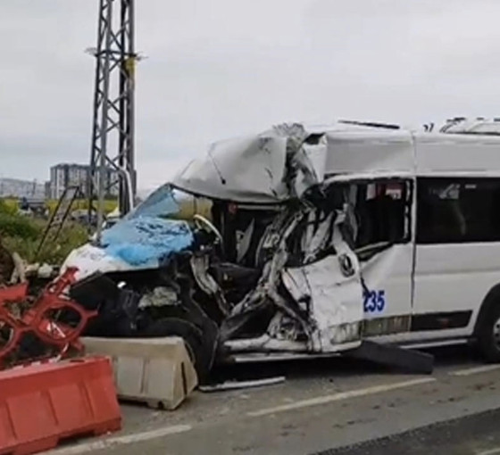 Silivri'de işçi servisi kaza yaptı: Biri ağır altı yaralı