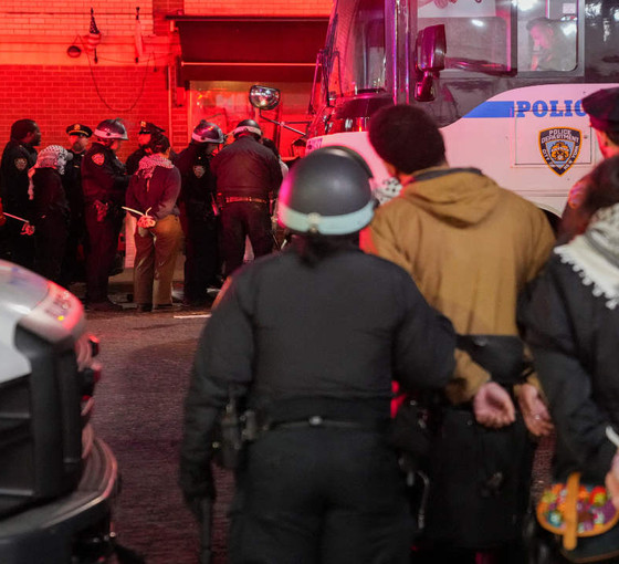 Columbia'daki Filistin Direnişi'ne görülmemiş baskın: Polis pencereden girip öğrencileri ters kelepçeyle gözaltına aldı