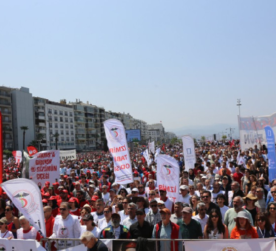 İzmir Gündoğdu Meydanı'nda 1 Mayıs kutlamaları: 'Taksim’de düşene dövüşene bin selam'