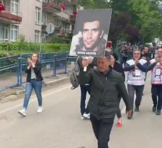Bursa'da 'Deniz Gezmiş' yasağı: İzin verilmeyen fotoğrafı CHP'li Sarıbal alana taşıdı