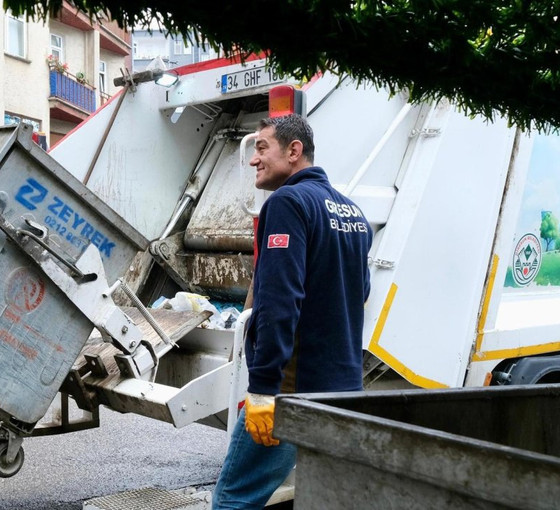 Giresun Belediye Başkanı Köse, 1 Mayıs'ta temizlik işçileriyle çöp topladı