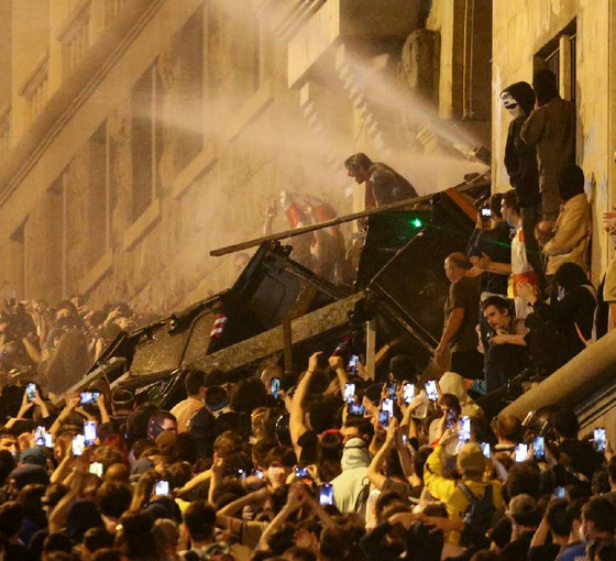Gürcistan'da 'yabancı etkinin şeffaflığı' tasarısını protesto edenler, parlamentoyu basmaya çalıştı: Tiflis savaş alanına döndü