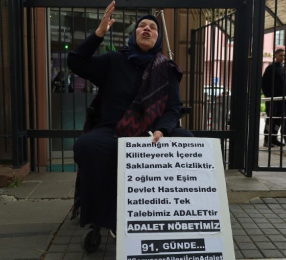 Adalet Nöbeti'nin 91. günü: Astıkları pankart bakanlığın parmaklıklarından sökülen Şenyaşar ailesi, cadde üzerinde eylem yaptı