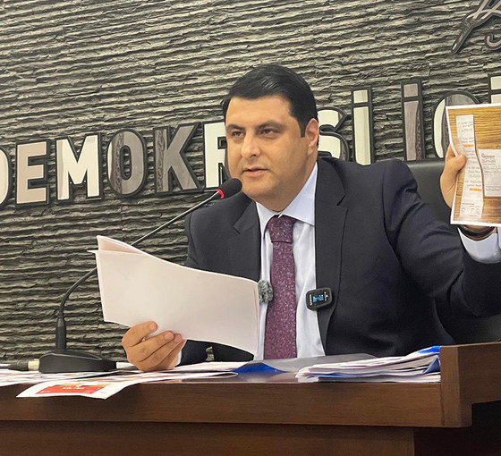Şehitkamil'de yüz binlerce liralık usulsüz yemek harcaması ... CHP'li Yılmaz: Istakoz, ejder meyvesi falan yediniz herhalde