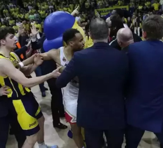 Fenerbahçe-Monaco maçı sonrası arbede: Taraftarlarla basketbolcular birbirine girdi