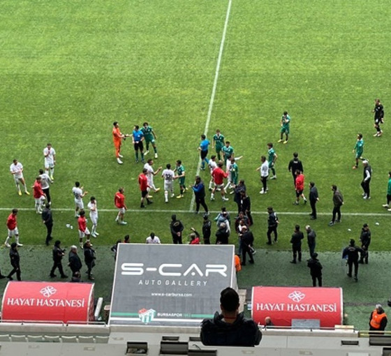 Vanspor FK, Bursaspor maçında sahadan çekildi