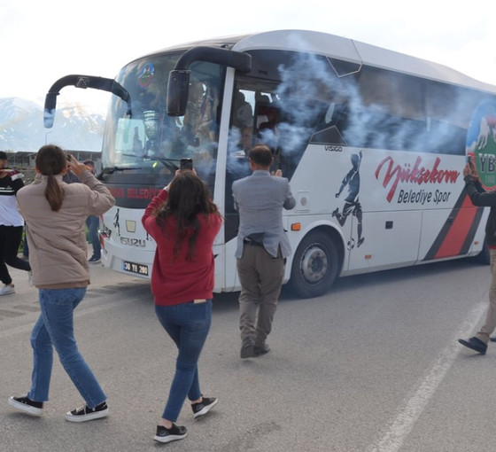 TFF Kadınlar 2. Ligi şampiyonu Yüksekova Belediyespor ilçeye döndü