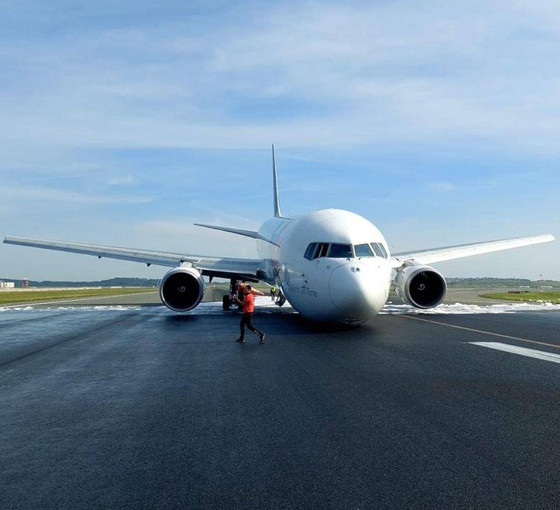 İstanbul Havalimanı'nda uçak gövde üzerine iniş yaptı